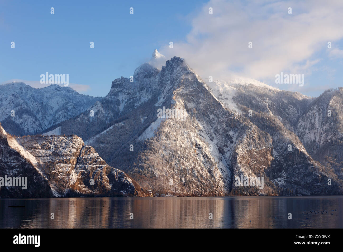 Le lac Traunsee avec Erlakogel Roetelstein et montagne montagne comme vu de Traunkirchen, Salzkammergut, Haute Autriche, Autriche Banque D'Images