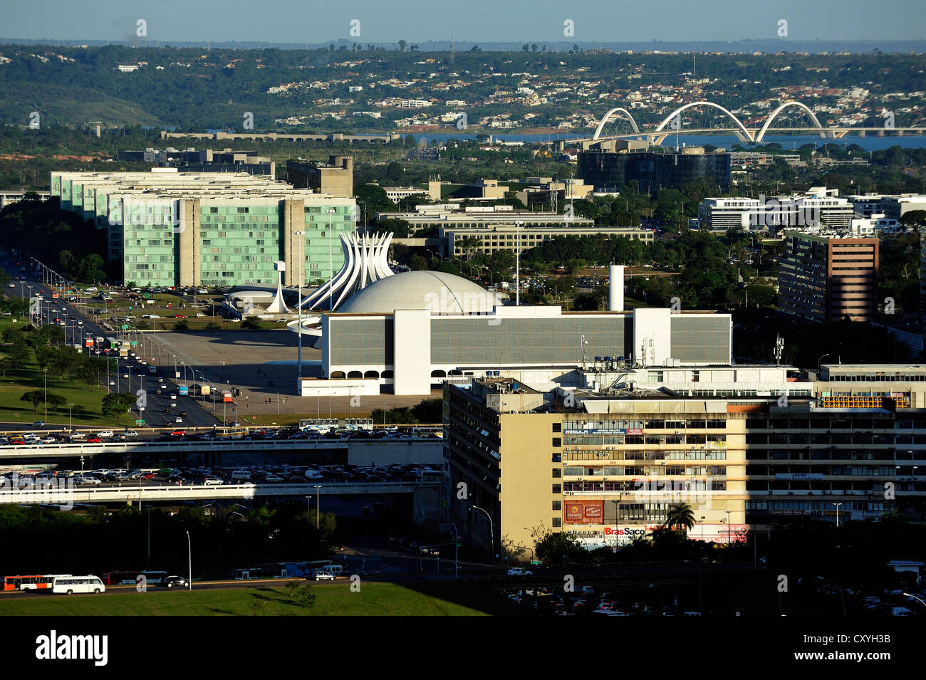 Vue aérienne de Brasilia, avec vue, de gauche, des ministères, de la cathédrale Catedral da Nossa Senhora Aparecida, National Banque D'Images