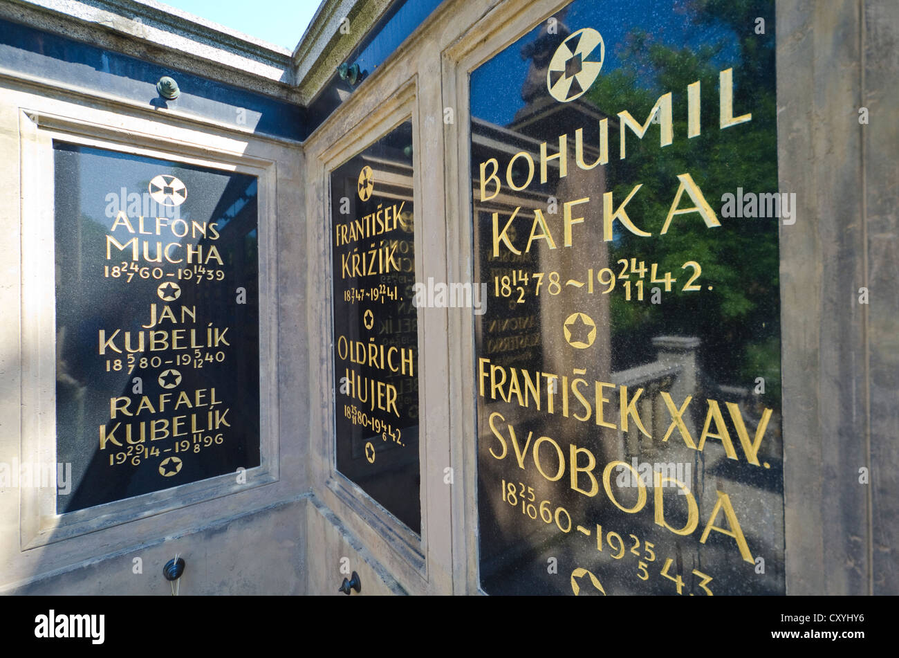 Tombe d'Alfons Mucha, peintre tchèque, et de Bohumil Kafka, le sculpteur tchèque et pédagogue, Vyoeehrad au cimetière, Prague Banque D'Images