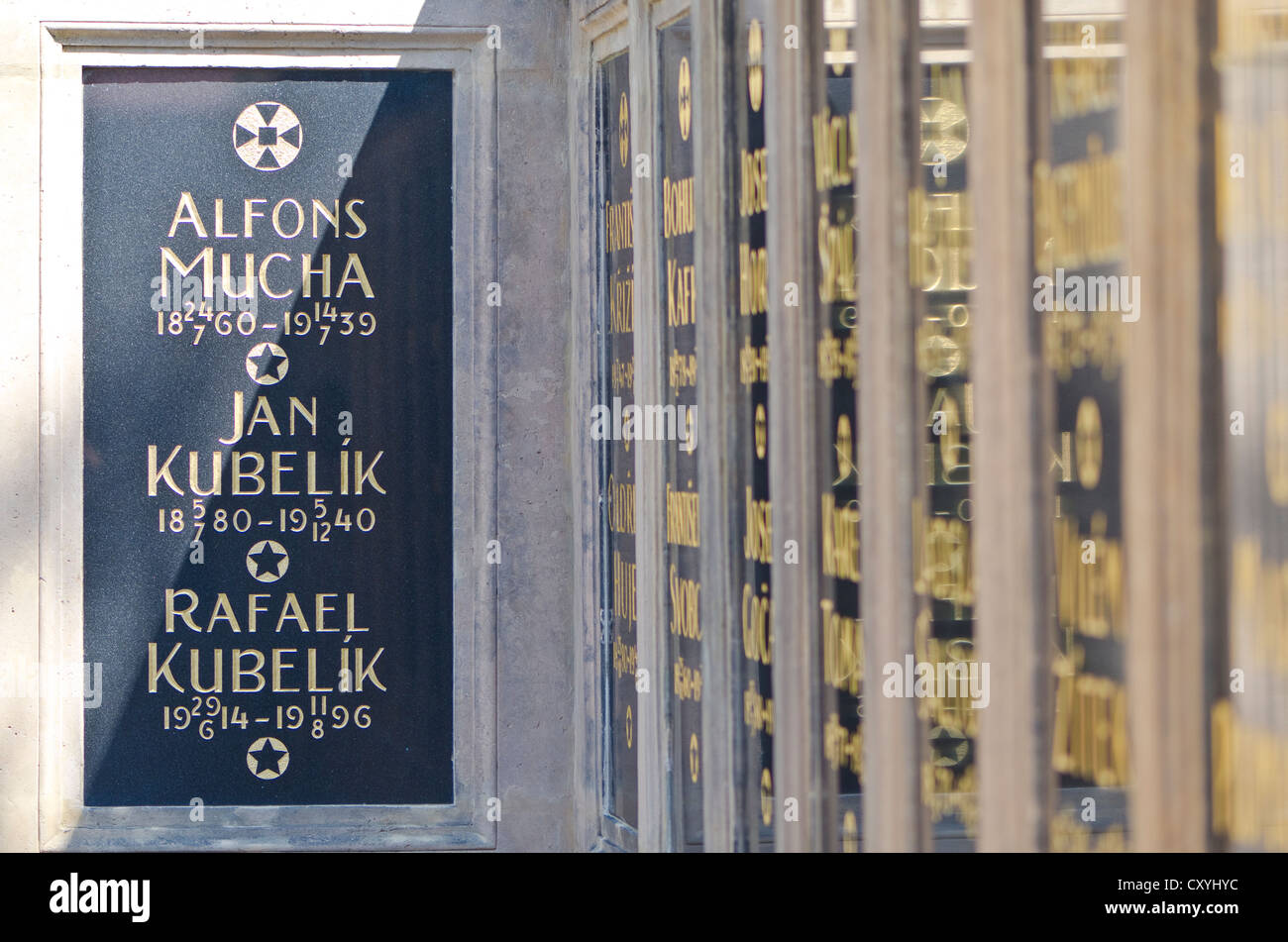 Tombe d'Alfons Mucha, peintre tchèque, Vyoeehrad au cimetière, Prague, République Tchèque, Europe Banque D'Images