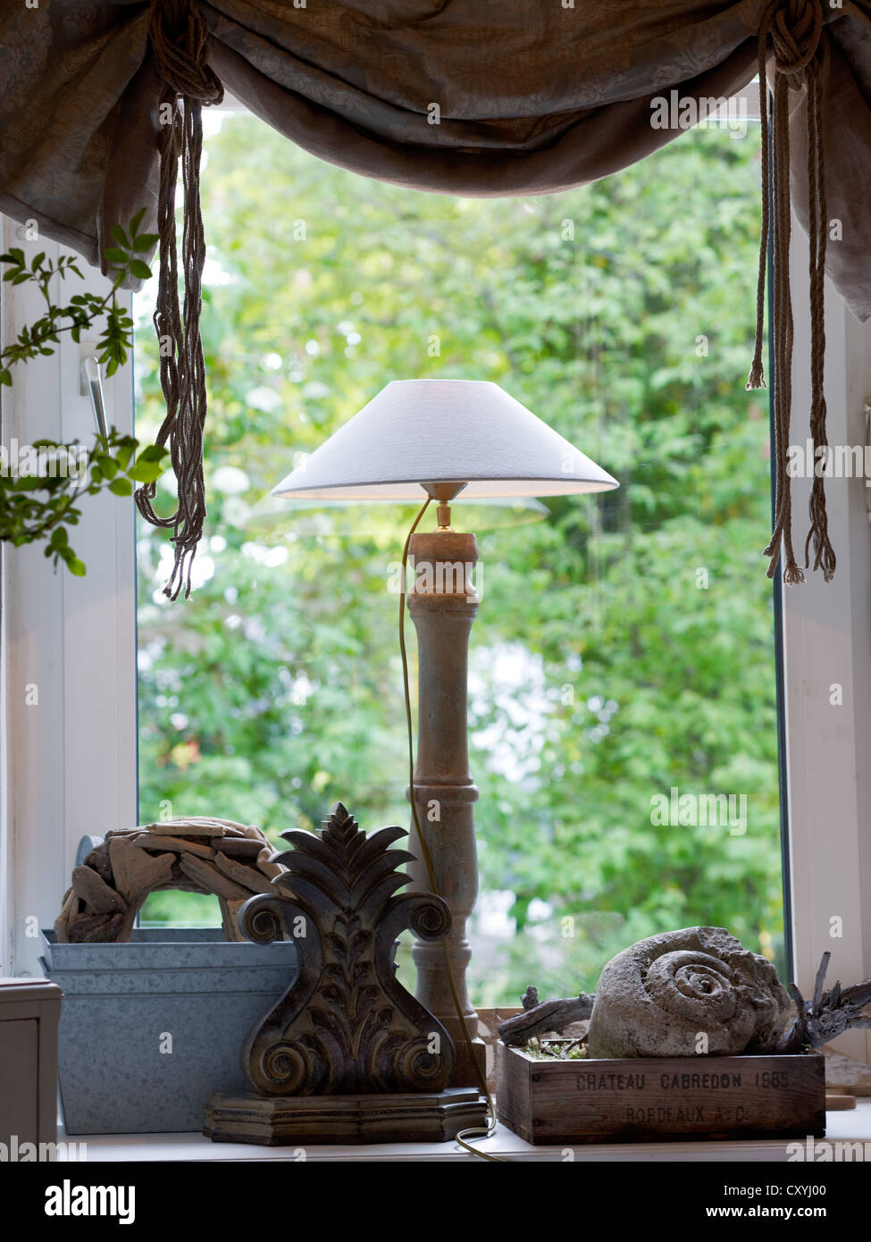 Still Life, fenêtre avec une lampe abat-jour et accessoires de décoration, de l'environnement élégant Banque D'Images