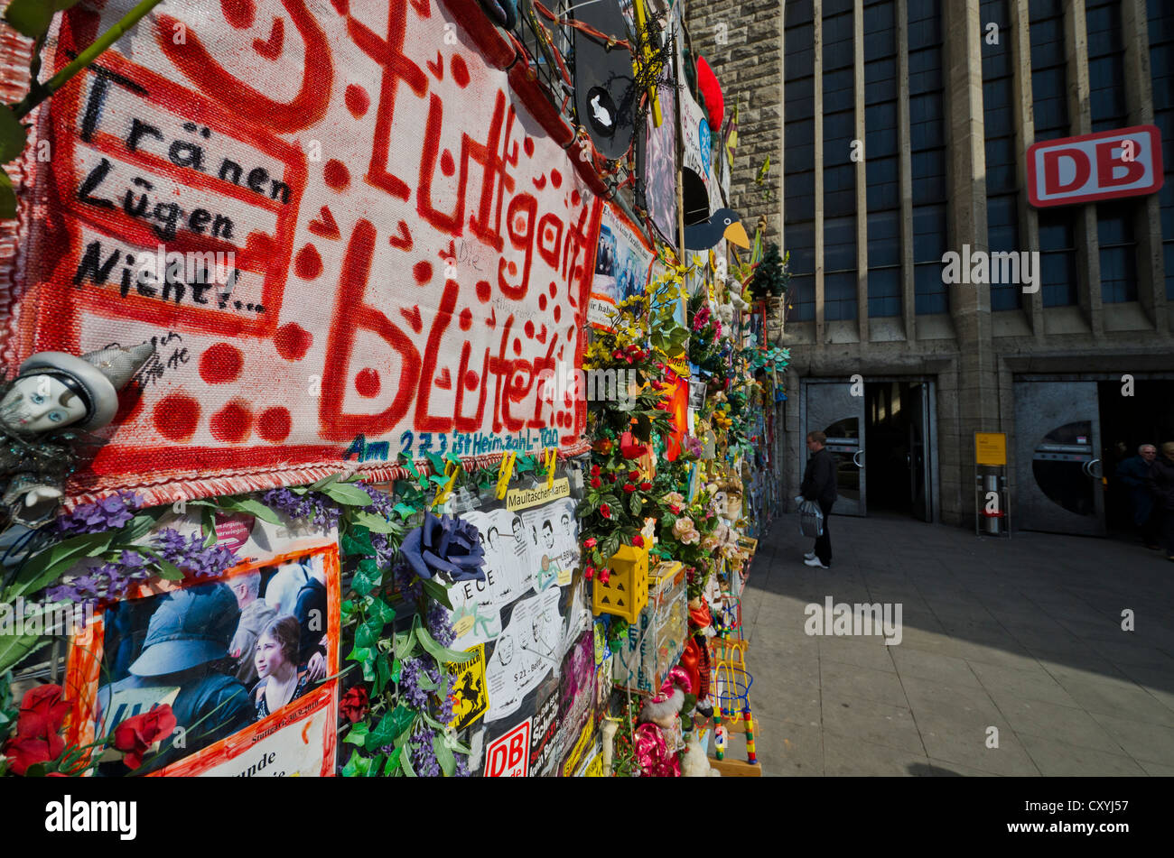 Affiches et notes, protester contre la Stuttgart 21 projet de développement urbain et ferroviaire, en face de la gare principale Banque D'Images