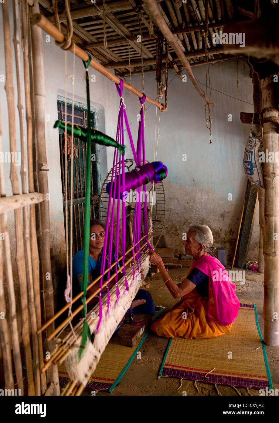 Séance Mesdames faire ailleurs avec un métier à tisser traditionnel en bois, Kumbakonam, Inde Banque D'Images