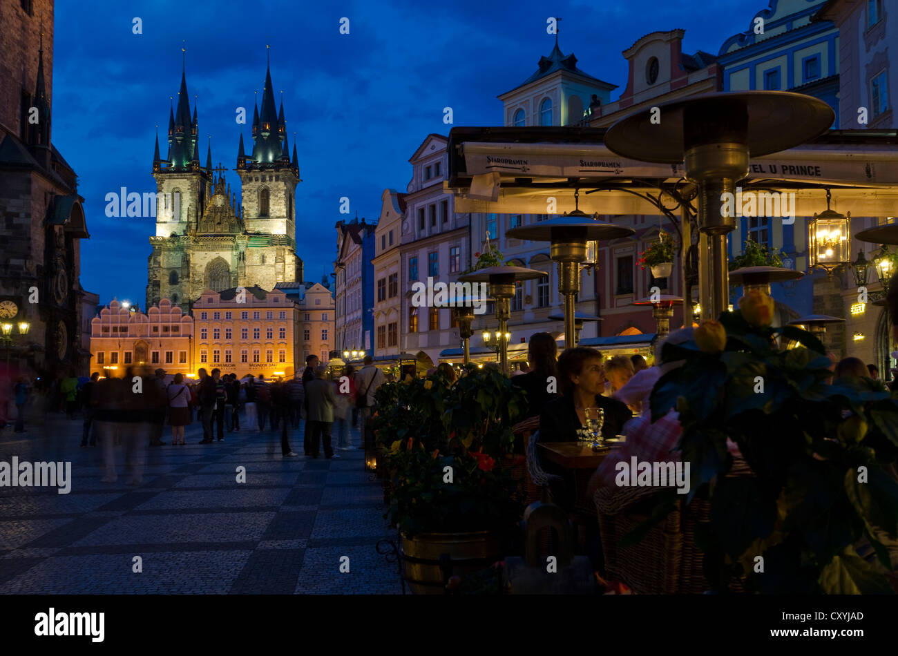 Restaurants sur place Staromestske Namesti dans Stare Mesto Tynsky chram trimestre, avec, de l'église Tyn, la nuit, Prague Banque D'Images