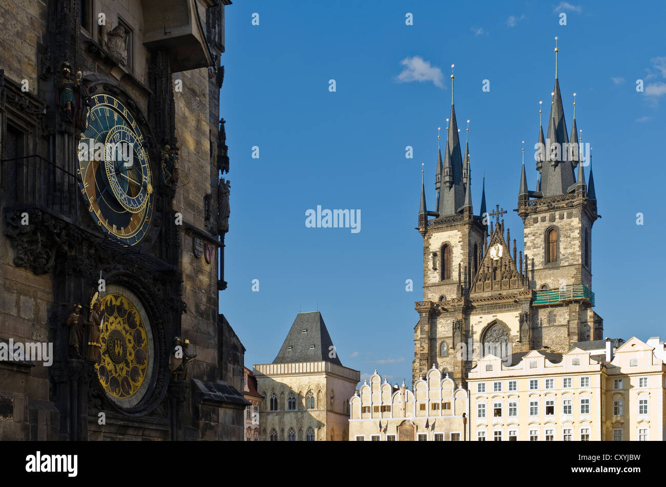 Prazsky orloj, l'horloge astronomique de Prague's town hall, avec les tours de Tynsky chram, l'église Tyn, Prague Banque D'Images