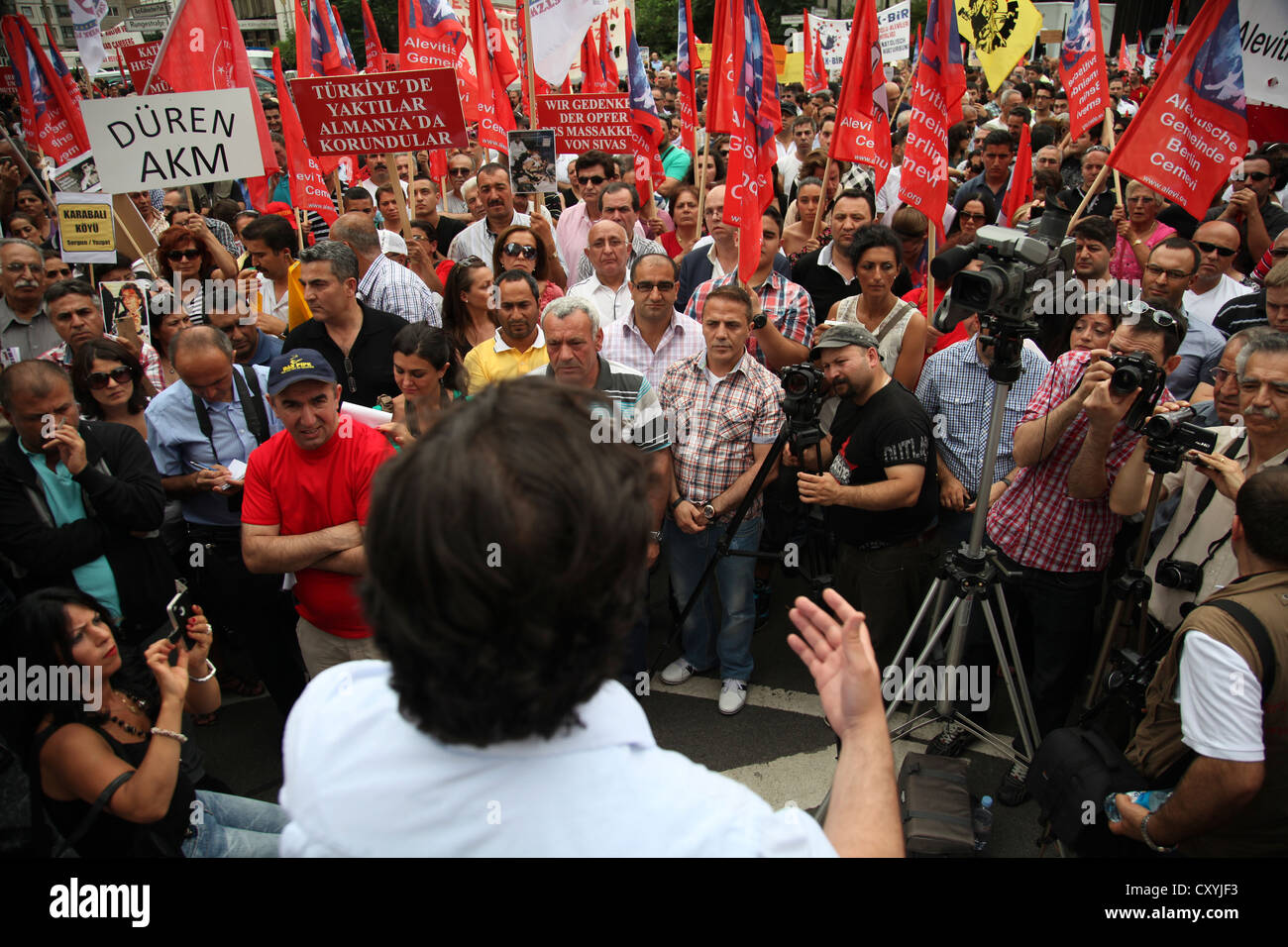 Alevis de toute l'Allemagne qui protestaient devant l'ambassade de Turquie pour la liberté de religion, tantôt Alevis avaient été Banque D'Images