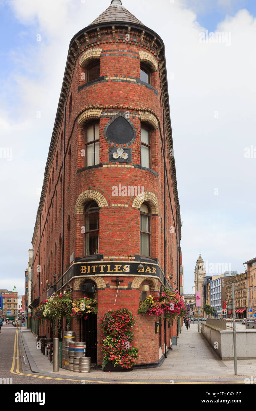 Bittles Bar 1861 pub urbain dans un bâtiment de forme triangulaire inhabituelle dans le centre-ville de Belfast Co Antrim Irlande du Nord UK Banque D'Images