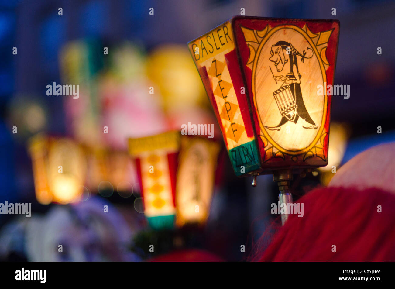 Le orgenstraich «' marque le début de la 'Basler Fasnet' au carnaval ; à 4 h laterns colorés sont éclairés et procédé Banque D'Images