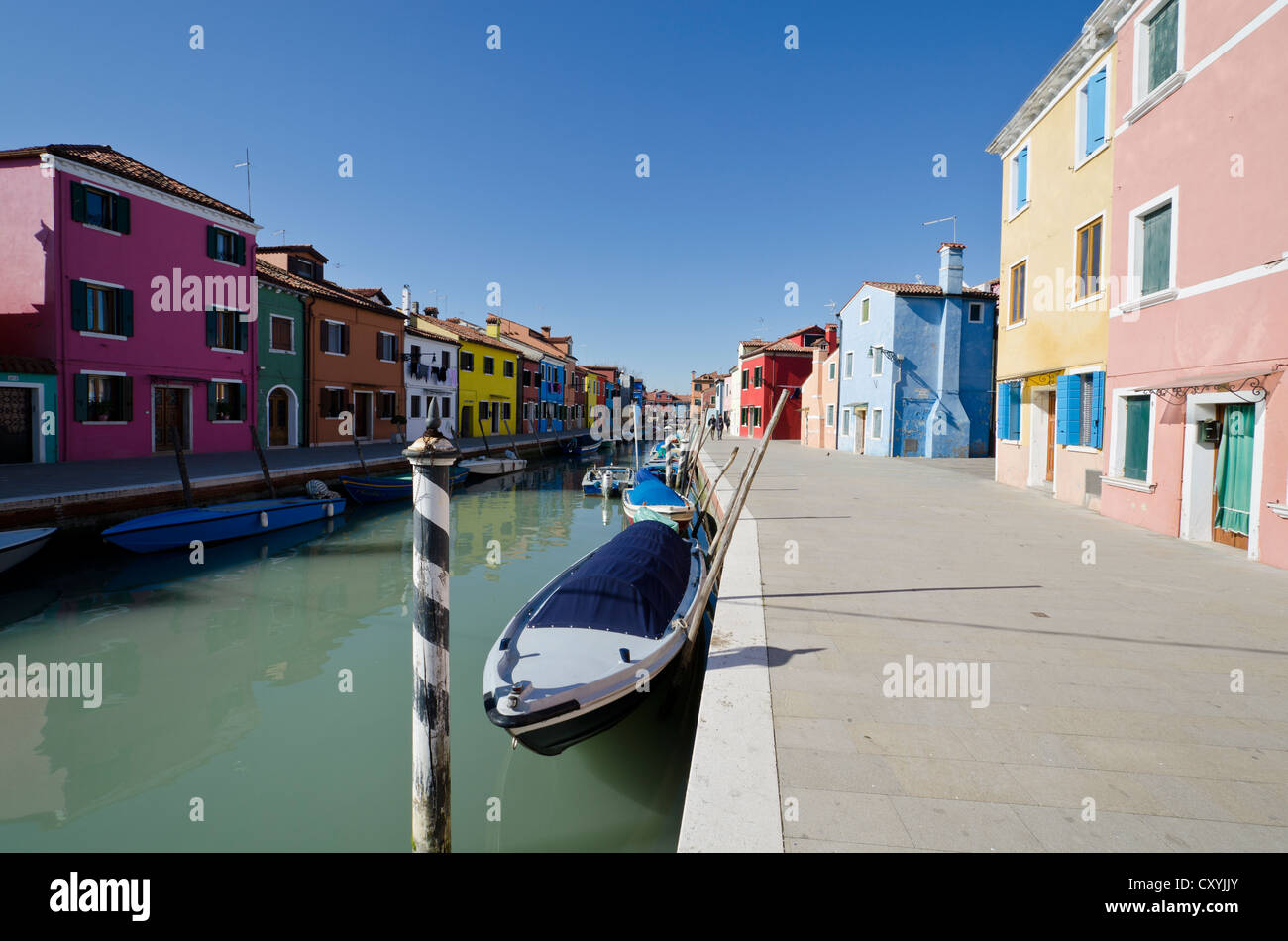 Maisons peintes de couleurs vives, Burano, Venise, Vénétie, Italie, Europe Banque D'Images