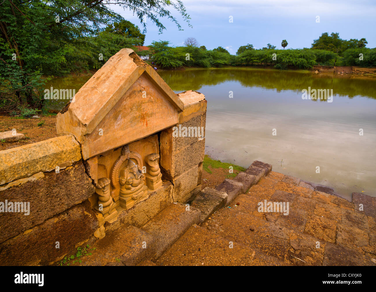 Autel sculpté dédié au Dieu Ganesh sur les rives d'un réservoir près de Kanadukathan Chettinad, Inde Banque D'Images