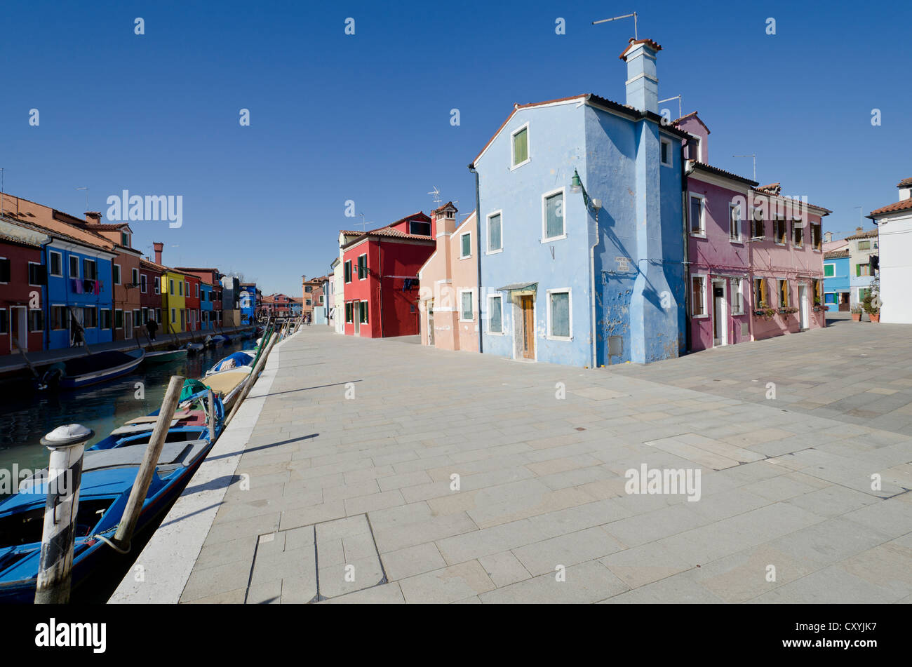 Maisons peintes de couleurs vives, Burano, Venise, Vénétie, Italie, Europe Banque D'Images