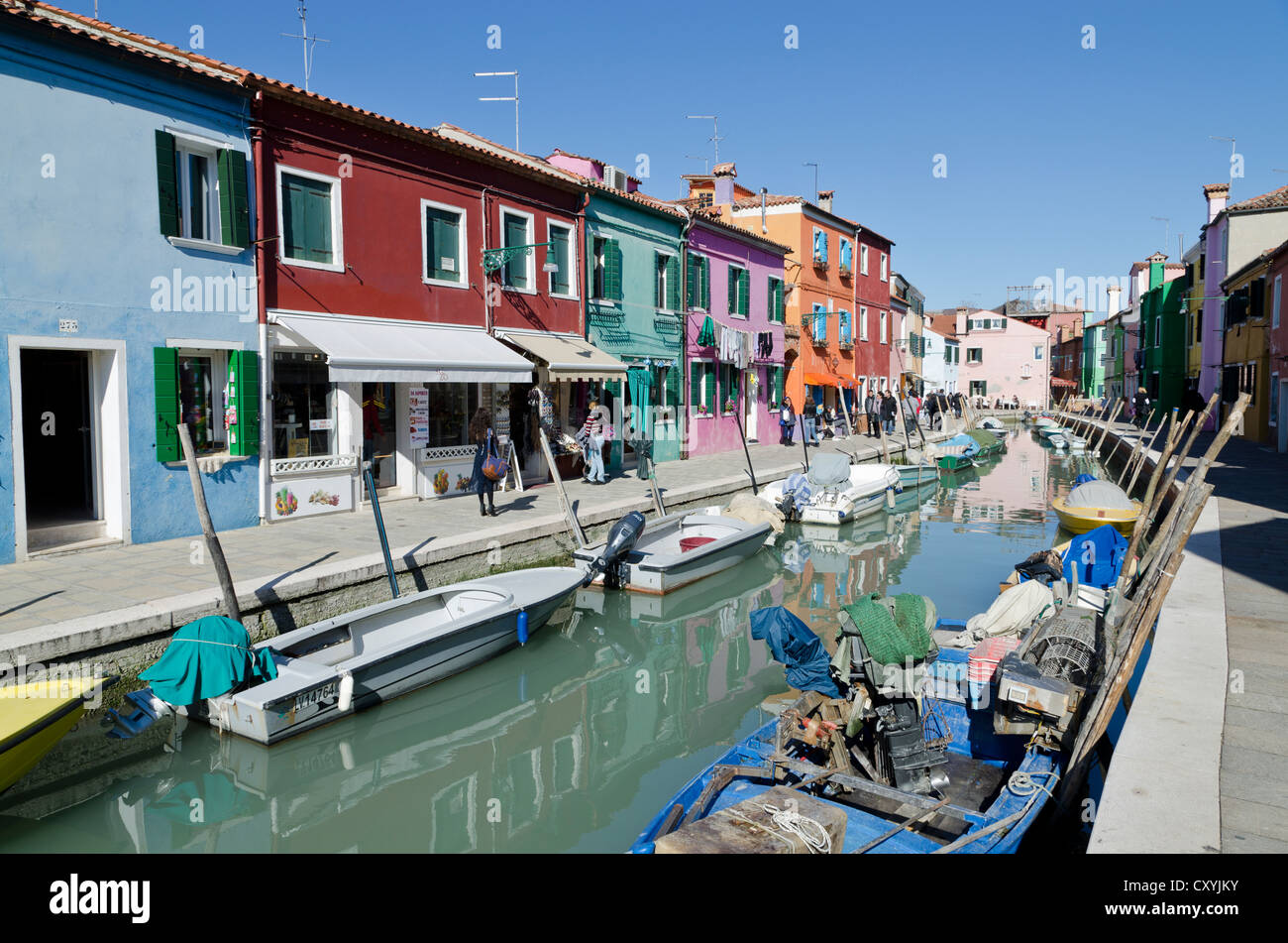 Maisons peintes de couleurs vives, Burano, Venise, Vénétie, Italie, Europe Banque D'Images