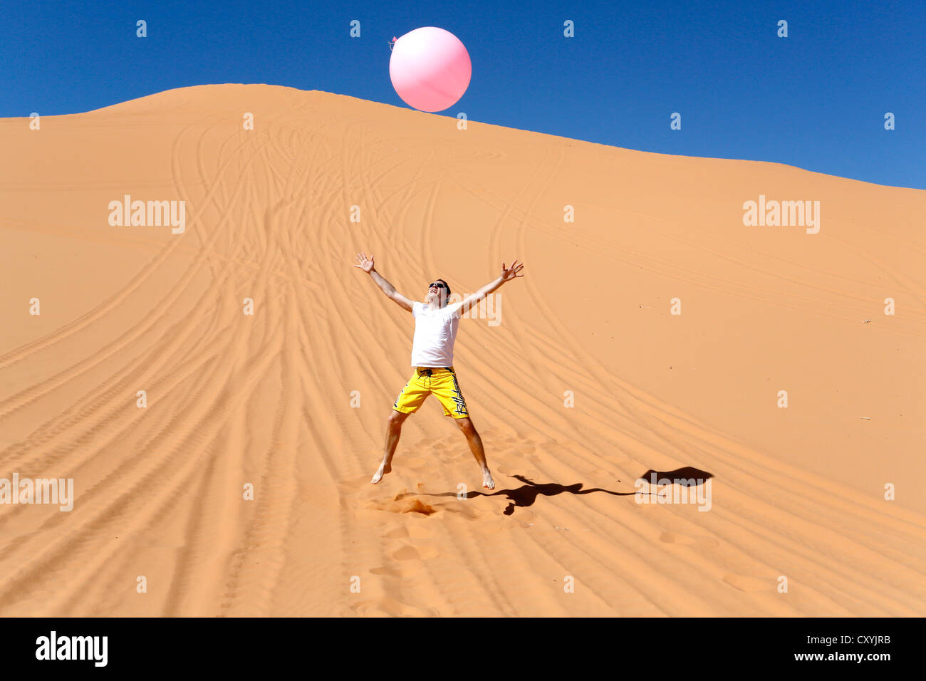 La légèreté, l'homme jeter vers le haut d'un grand ballon rose dans le  désert, Coral Pink Sand Dunes State Park, près de Kanab, Utah, USA Photo  Stock - Alamy