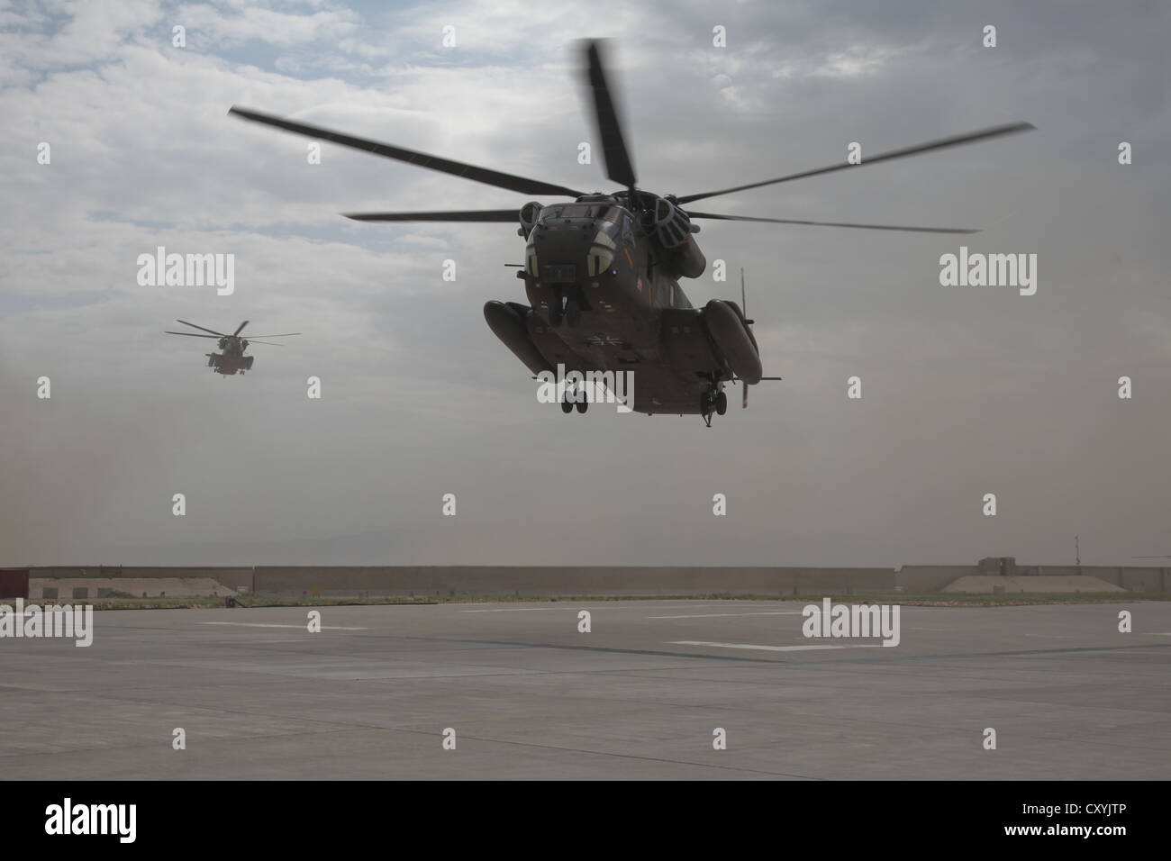 PRT de la FIAS de l'OTAN-Camp, le débarquement de deux hélicoptères CH-53 de l'armée allemande de type CH-53 à l'EPR, Camp de Kunduz, Afghanistan, Asie Banque D'Images