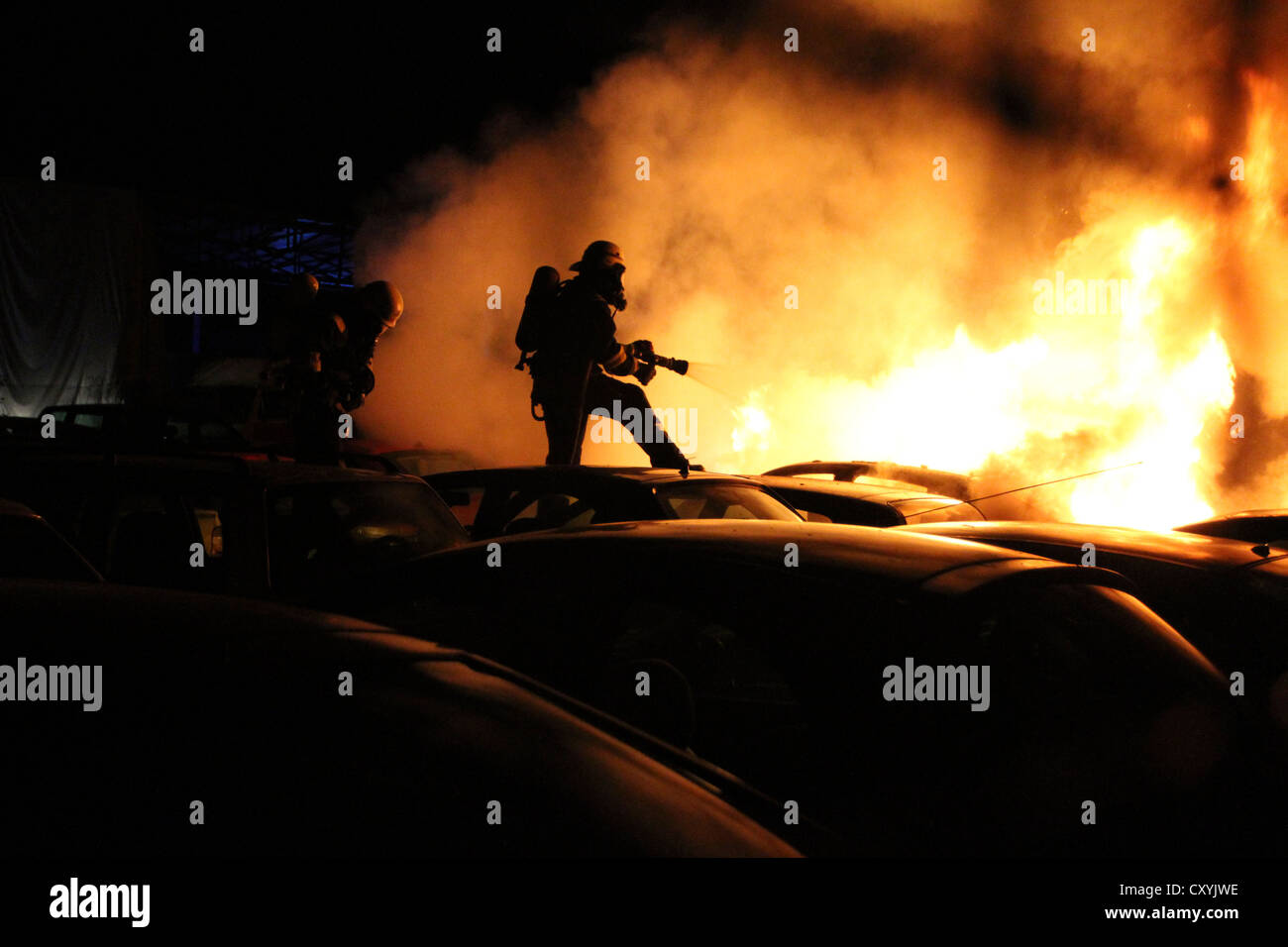 Arson fixer sur les voitures, les pompiers essaient d'éteindre les voitures en feu dans le parking d'un concessionnaire automobile à Berlin-Schmoeckwitz Banque D'Images