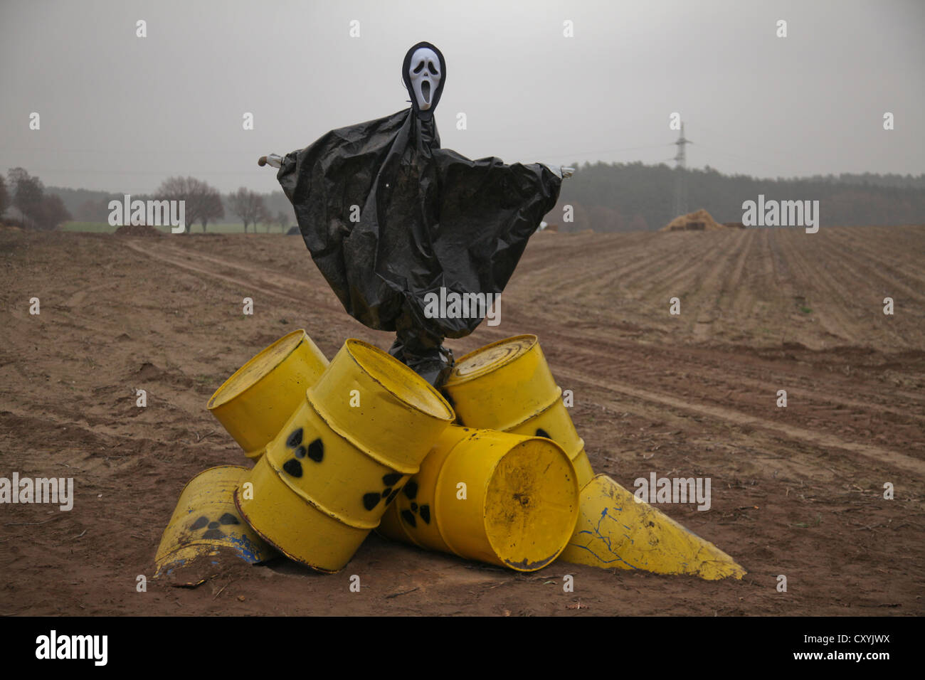 Manifestation anti-nucléaire épouvantail dans un champ, transport à Gorleben, Metzingen, Basse-Saxe Banque D'Images