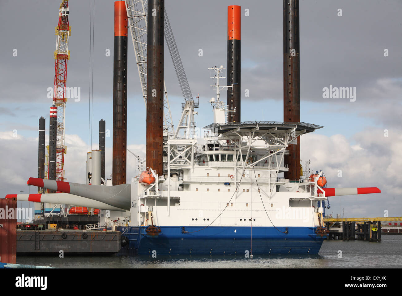 Navire utilisé pour la construction de fermes éoliennes offshore Eemshaven feuilles portant une tête de l'éolienne, guidé par des remorqueurs. Banque D'Images