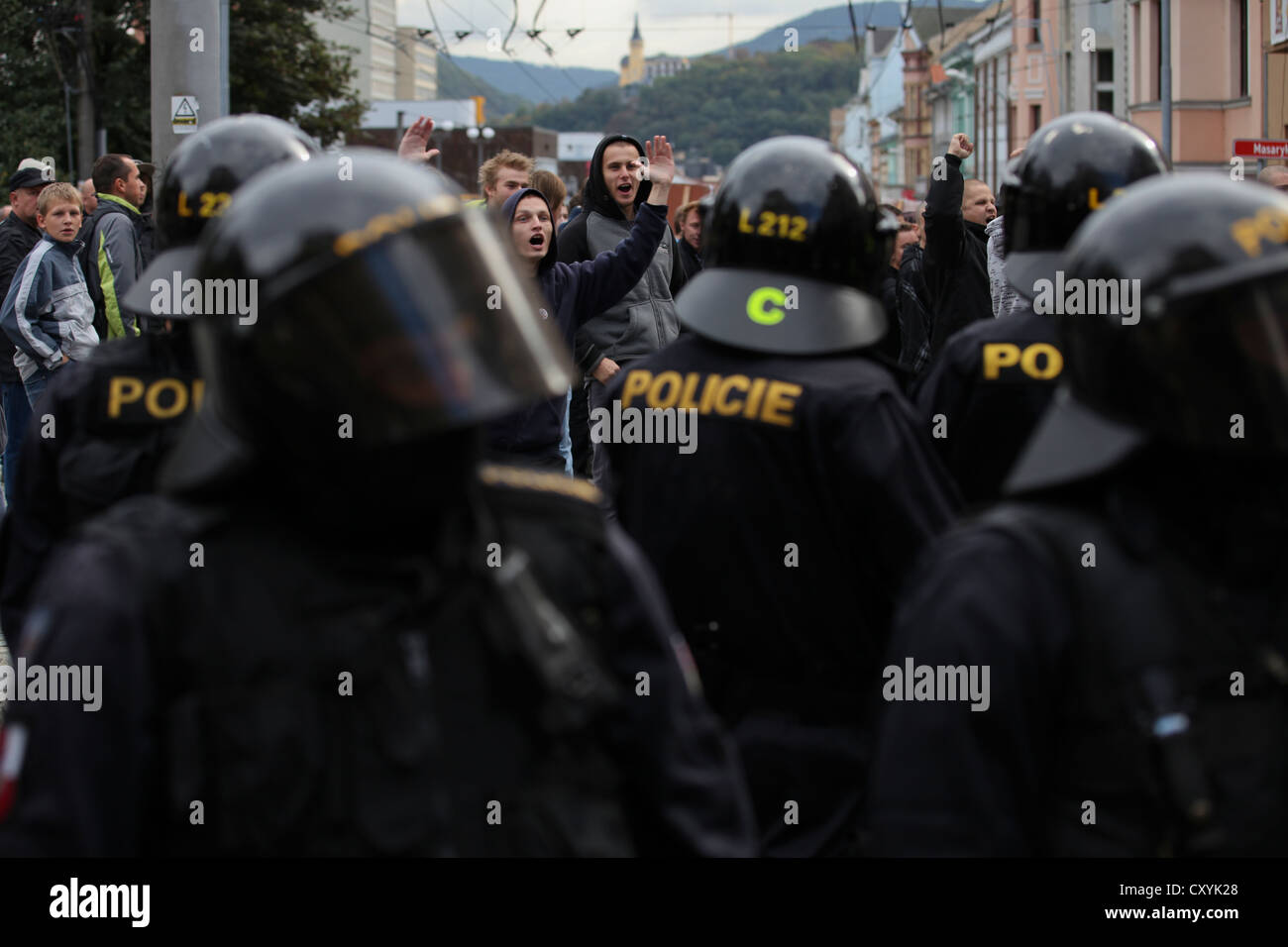 Des centaines de personnes participent en signe de protestation contre le parti de droite racistes contre des familles roms DSSS, Usti nad Labem Banque D'Images