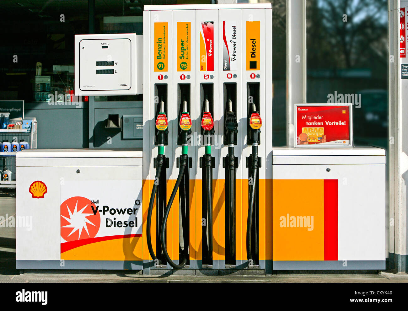 Les pompes à carburant à une station-service Shell Banque D'Images