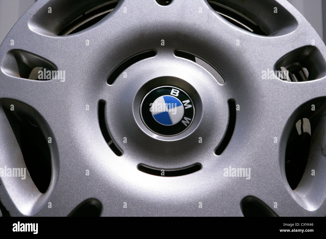 Logo BMW sur une jante de roue d'argent Banque D'Images