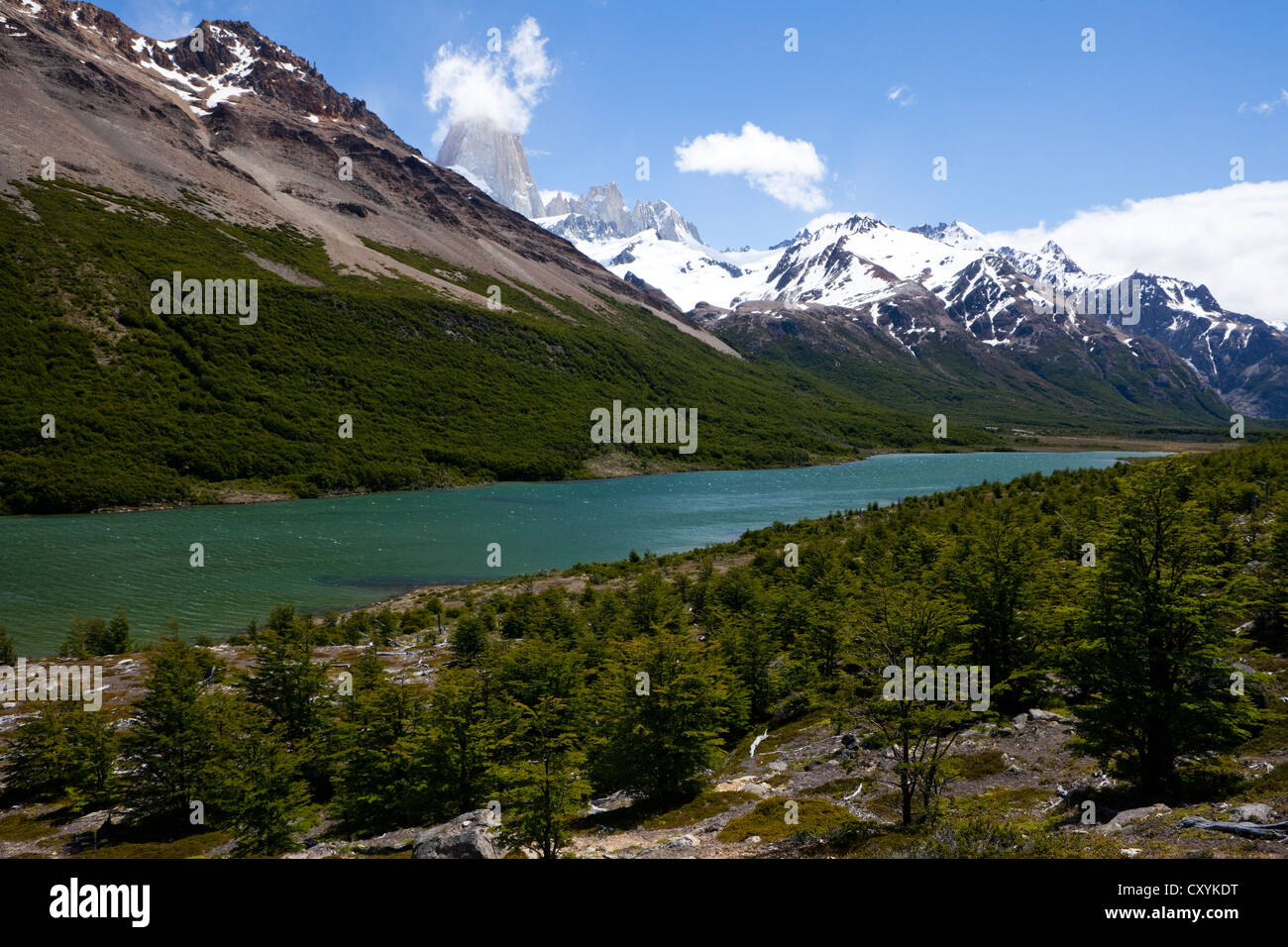 Le lac glaciaire près du "fumer' Mont Fitz Roy dans le Parc National Los Glaciares, près de El Chaltén, Santa Cruz, en Patagonie Banque D'Images