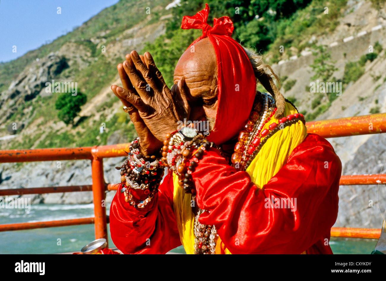 Sadhu, saint homme, priant à Devprayag, la confluence des rivières sainte et Alakananda Baghirati, Devprayag, Inde, Asie Banque D'Images