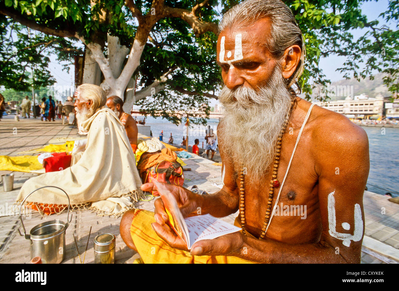 Un petit groupe de Sadhus font leur matin pooja au ghats le long du Gange à Haridwar, Inde, Asie Banque D'Images