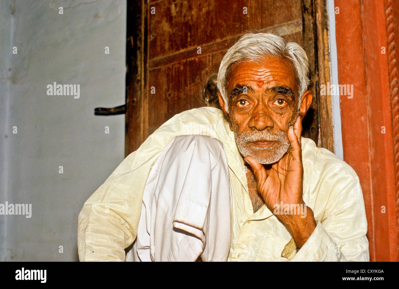Portrait d'un cordonnier du Rajasthan, Jaisalmer, Rajasthan, Inde, Asie Banque D'Images