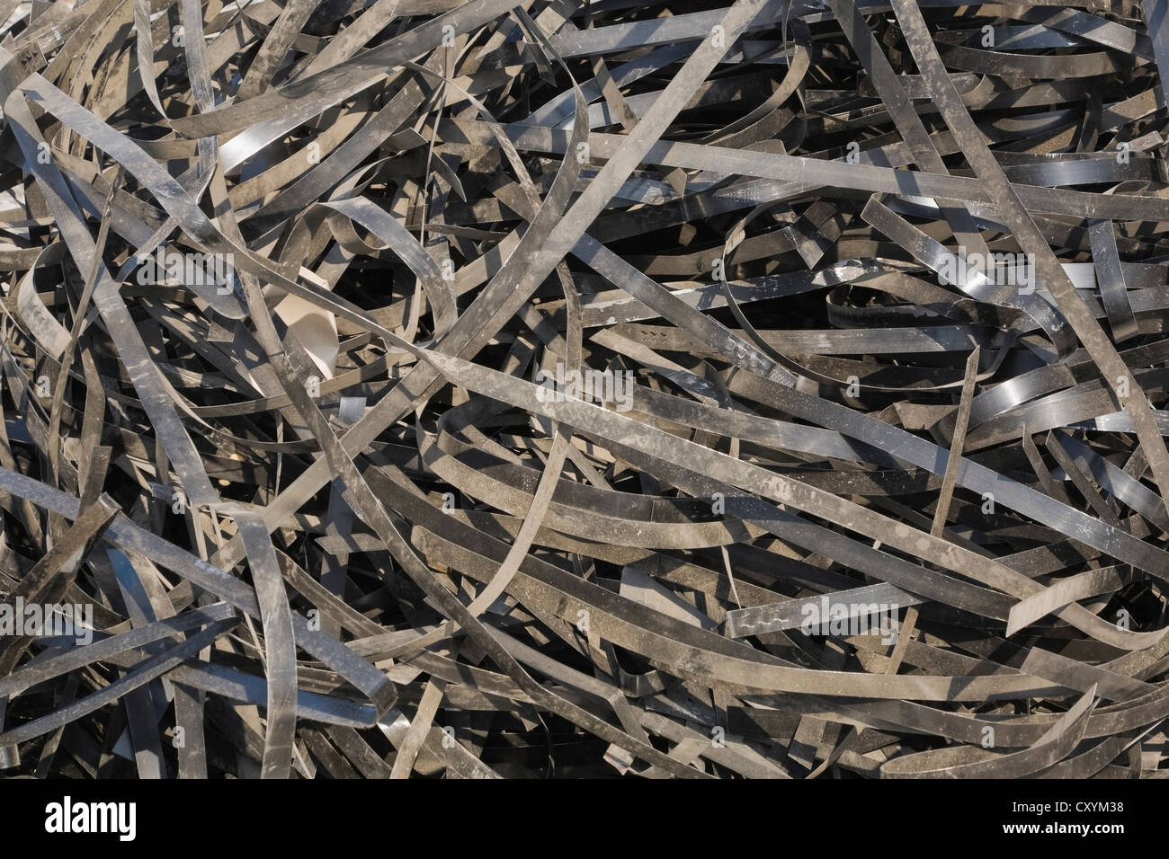 Pile de feuillards jetés dans un centre de recyclage de ferraille, Québec, Canada Banque D'Images