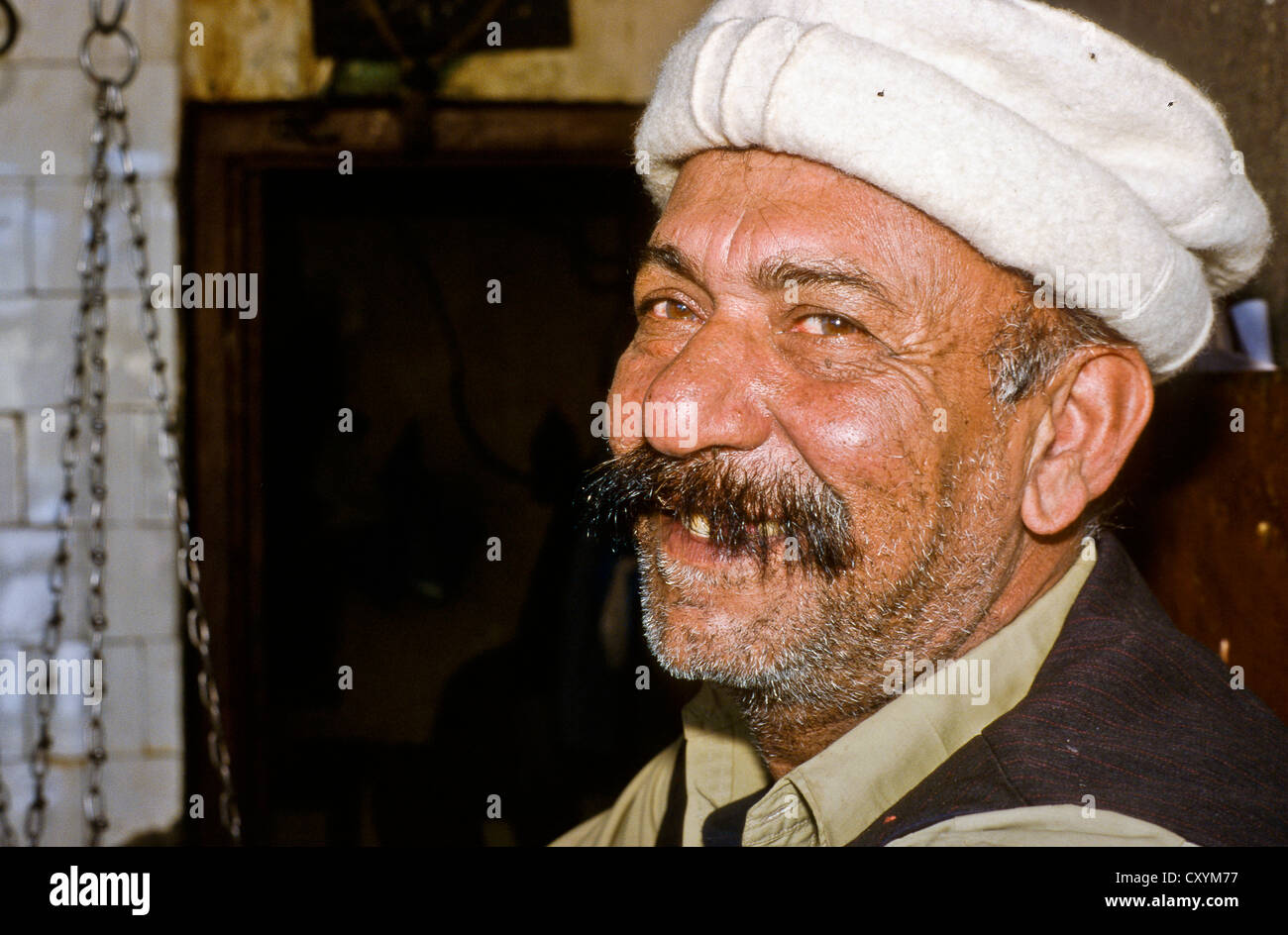 Portrait d'un commerçant dans le bazar de Lahore, au Pakistan, en Asie du Sud Banque D'Images