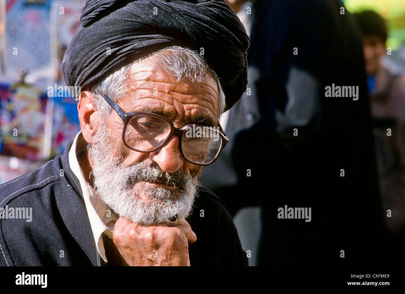 L'Homme à lunettes, pensive, bazar de Shiraz, Iran, l'Asie occidentale Banque D'Images