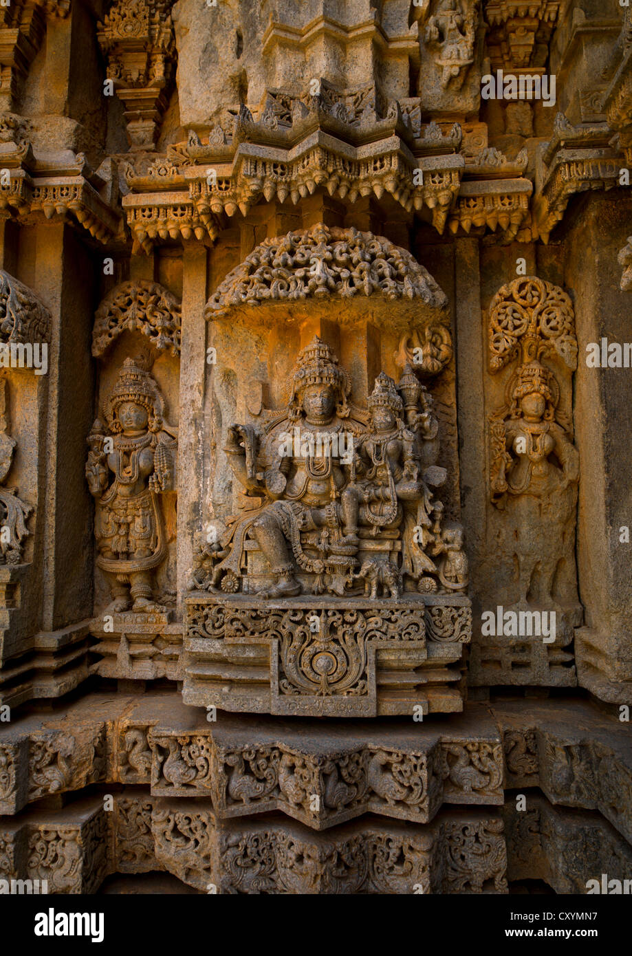Couper la sculpture dans la roche de Seigneur Shiva et de la Déesse Parvati à Keshava Temple, Somnathpur, Inde Banque D'Images