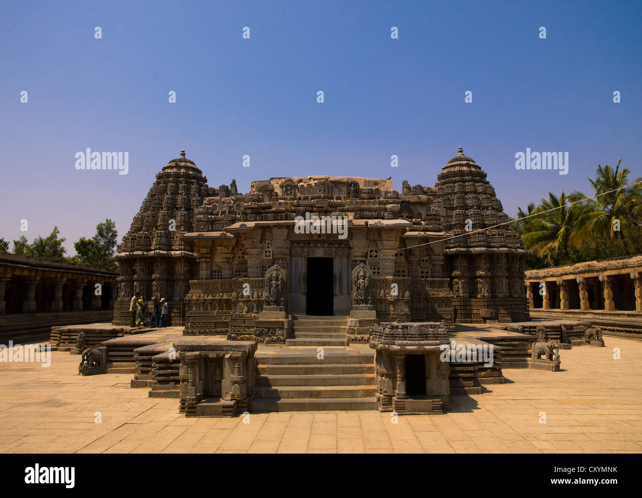 Les principaux sanctuaires et son Rock finement sculptés à Keshava Temple, Somnathpur, Inde Banque D'Images