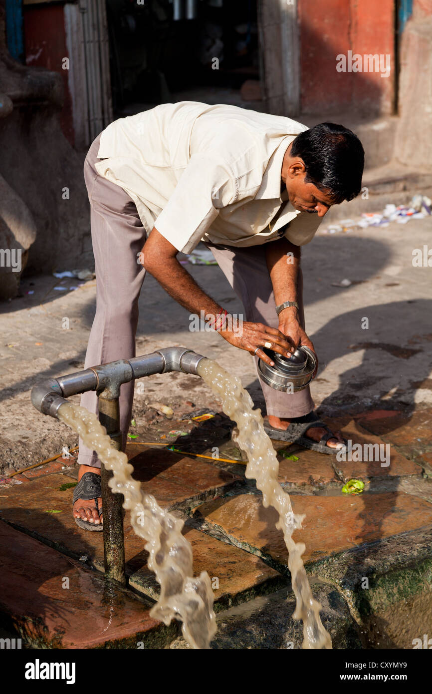 L'homme au lieu de l'eau dans la région de Kolkata, Inde Banque D'Images