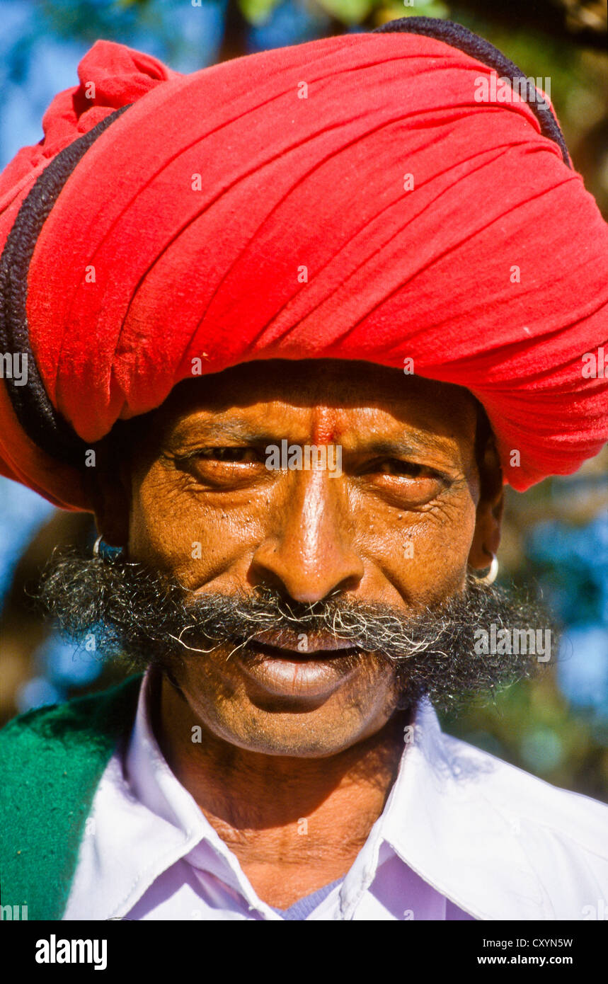 Un homme portant un turban, lors d'une cérémonie de mariage, portrait, Orchha, Inde, Asie Banque D'Images