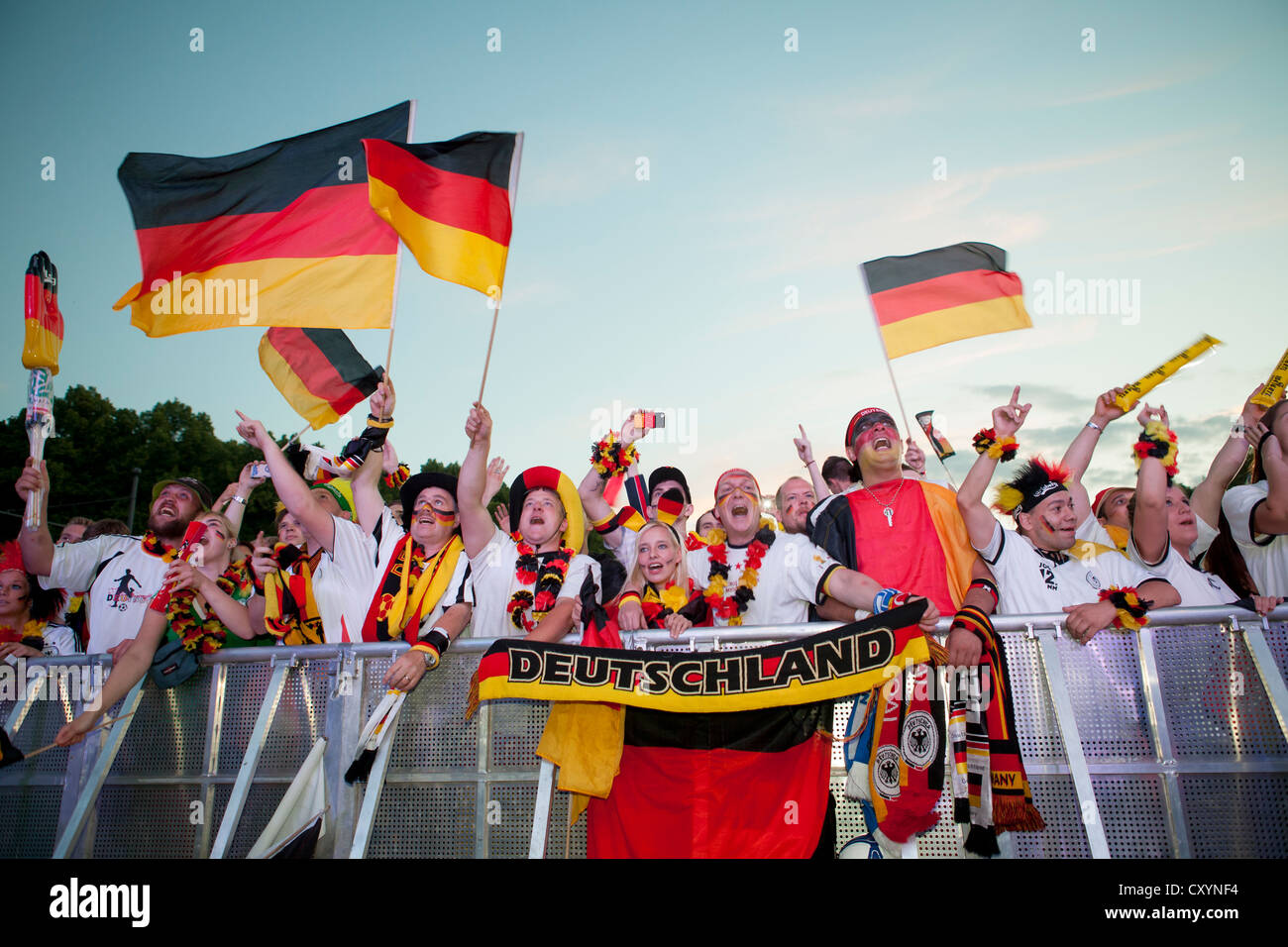 Fans au cours de l'Euro 2012 La consultation du public sur l'événement 'Berlin Fan Mile' regardant le match de quart de finale à la porte de Brandebourg Banque D'Images
