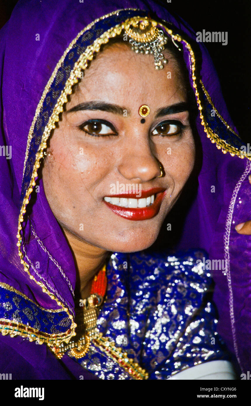 Jeune danseuse, magnifiquement vêtu, en attente de sa performance, portrait, Udaipur, Inde, Asie Banque D'Images