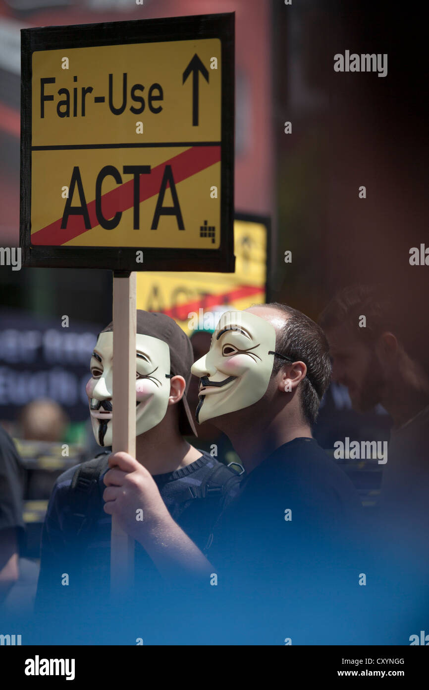 Des manifestants masqués à protester contre le très controversé accord anti-piratage Acta, l'Accord commercial anti-contrefaçon Banque D'Images