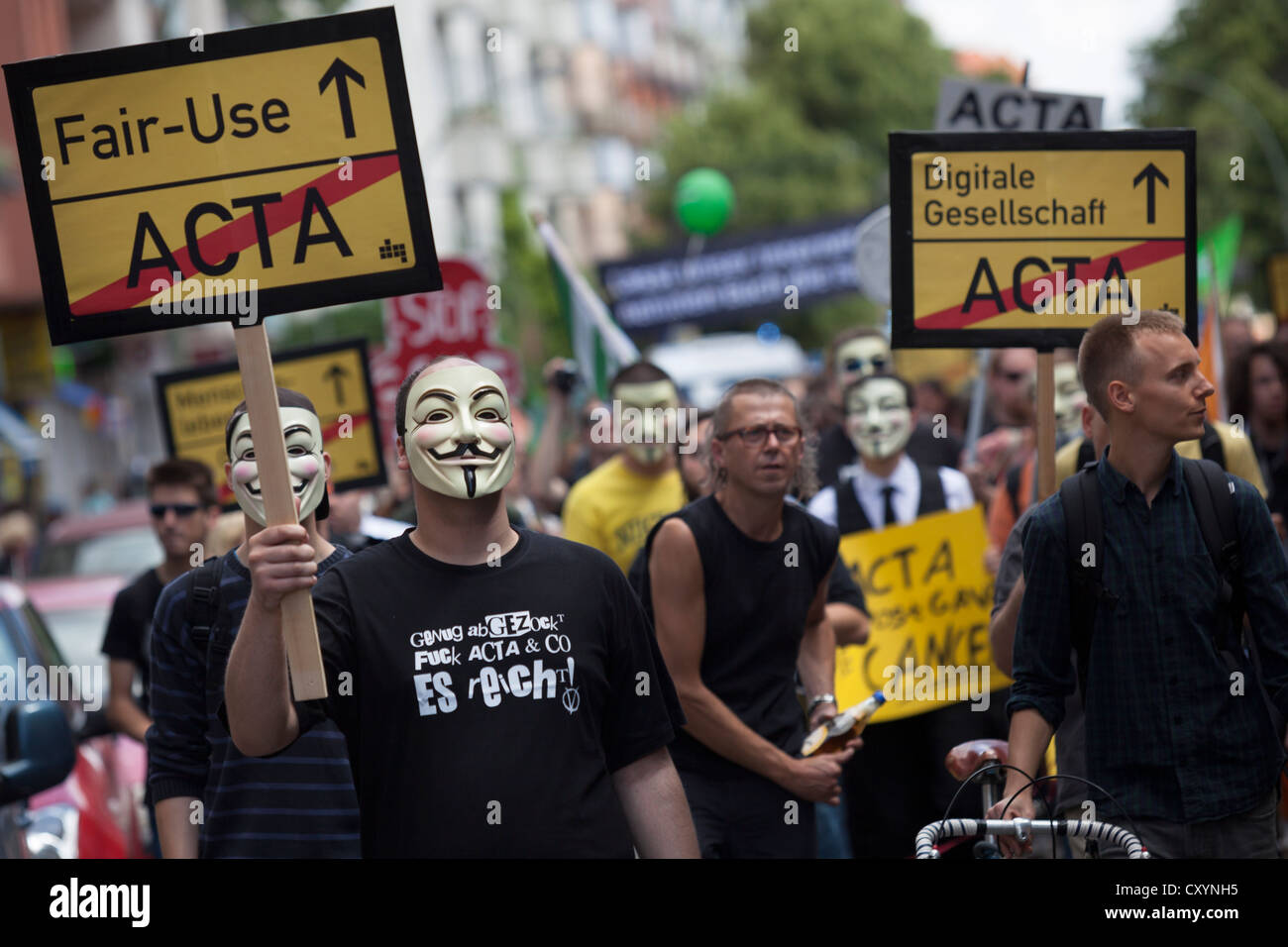 Des manifestants masqués à protester contre le très controversé accord anti-piratage Acta, l'Accord commercial anti-contrefaçon Banque D'Images