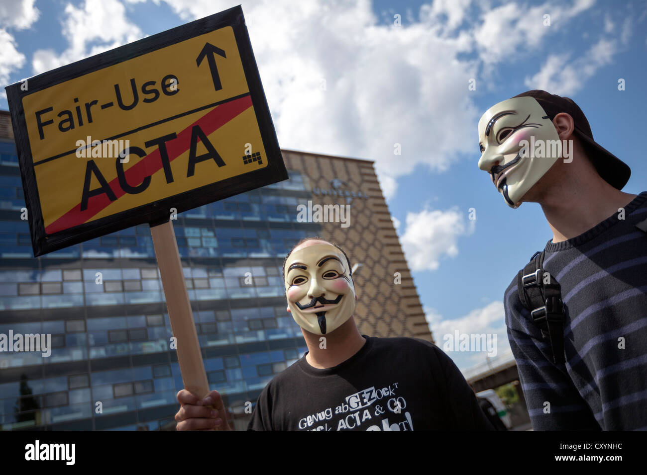 Des manifestants masqués à protester contre le très controversé accord anti-piratage Acta, l'Accord commercial anti-contrefaçon Banque D'Images