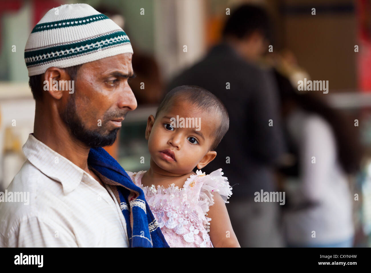L'homme avec le bébé sur son bras à Kolkata, Inde Banque D'Images