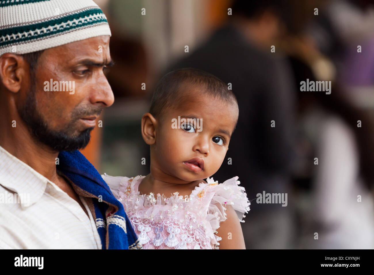 L'homme avec le bébé sur son bras à Kolkata, Inde Banque D'Images