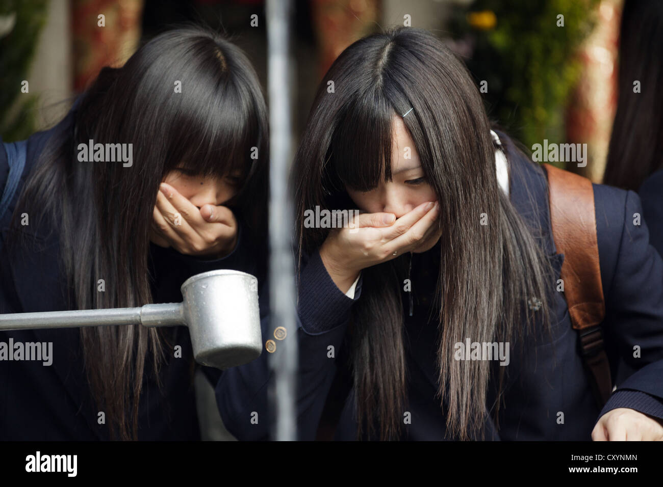 Deux filles japonaises de boire l'eau de source fraîche au temple Kiyomizu dera pour la purification de l'âme, Kyoto, Japon Banque D'Images