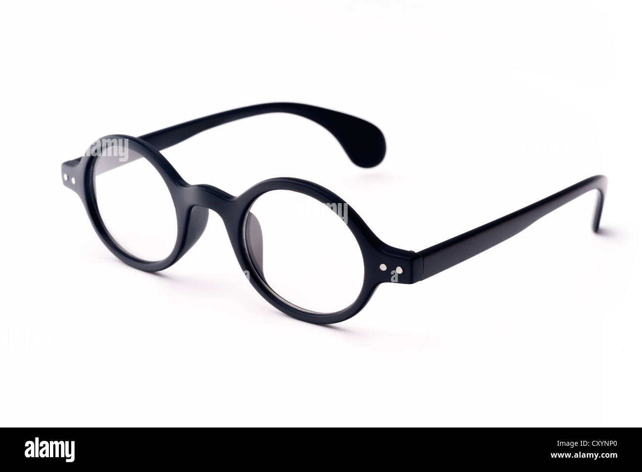 Vieilles lunettes rond noir, isolé sur fond blanc Banque D'Images