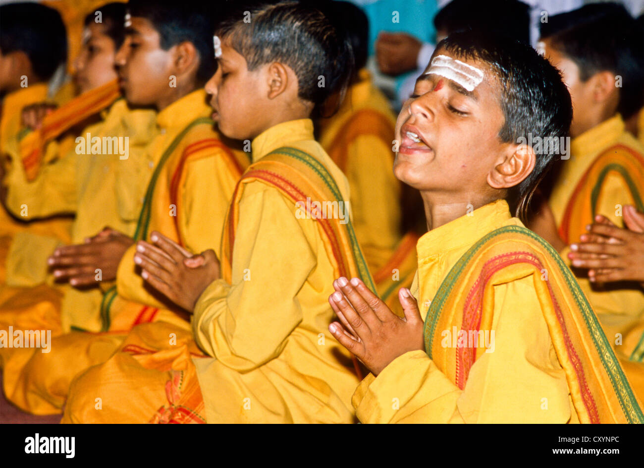 Les garçons l'exécution de l'Aartii brahmane cérémonie à Ram Jhula à Rishikesh, Uttaranchal, Inde, Asie Banque D'Images