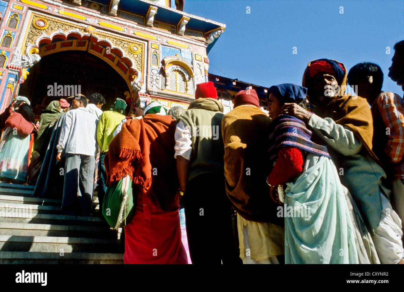 Pèlerins queuing à Badri Narayan, le temple de Badrinath, Uttaranchal, Inde, Asie Banque D'Images