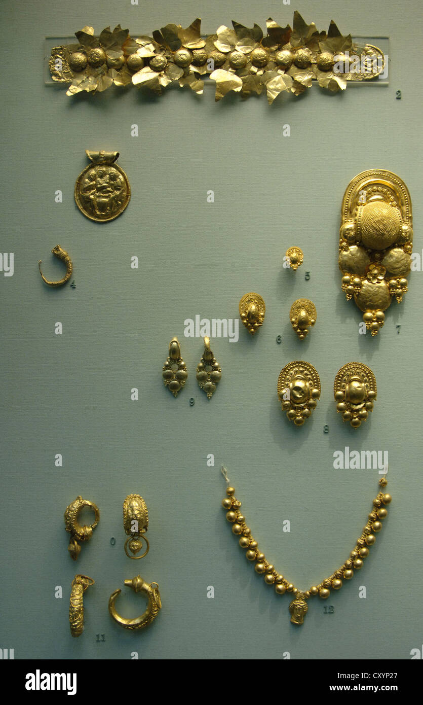 heal Operate Hymn Bijoux étrusques de l'or. Gerbe funéraire, pendentif, boucles d'oreille et  collier. 400-350 BC. D'une tombe près de Tarquinia Photo Stock - Alamy