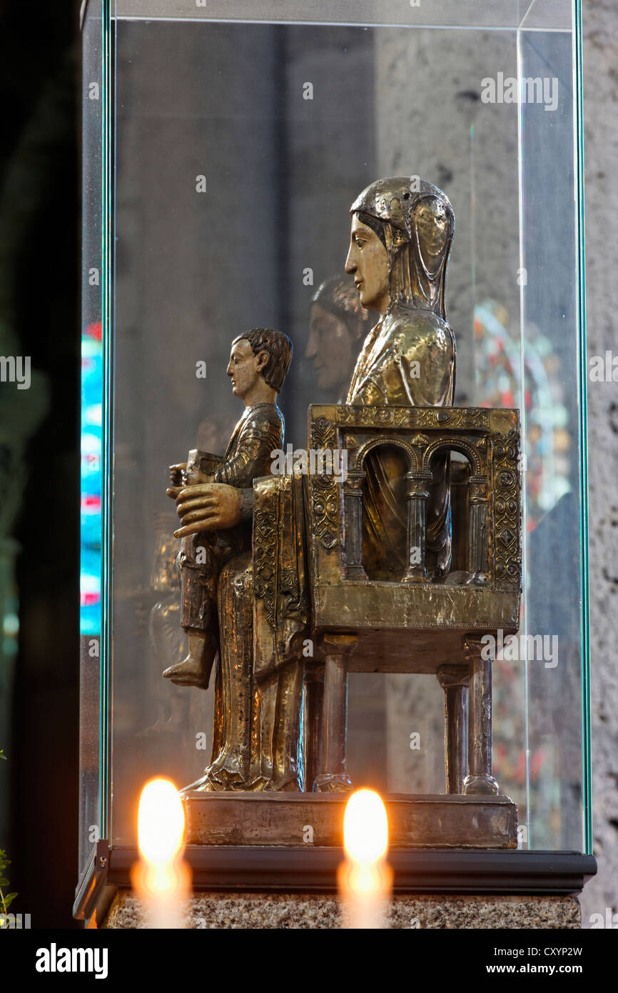 Assis statue de la Vierge Marie, appelée Notre Dame des fers, 12e siècle, Notre Dame, église romane, Orcival, Puy de Dome Banque D'Images