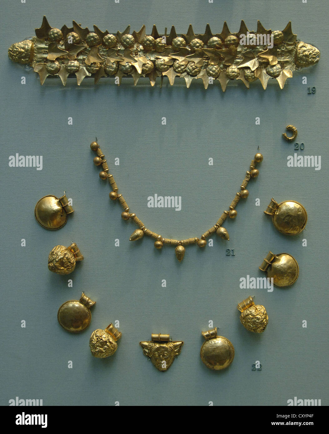 Bijoux étrusques de l'or. Gerbe funéraire, d'oreille, collier et pendentifs  neuf (bulles) à partir d'un collier. Tombe près de Tarquinia Photo Stock -  Alamy