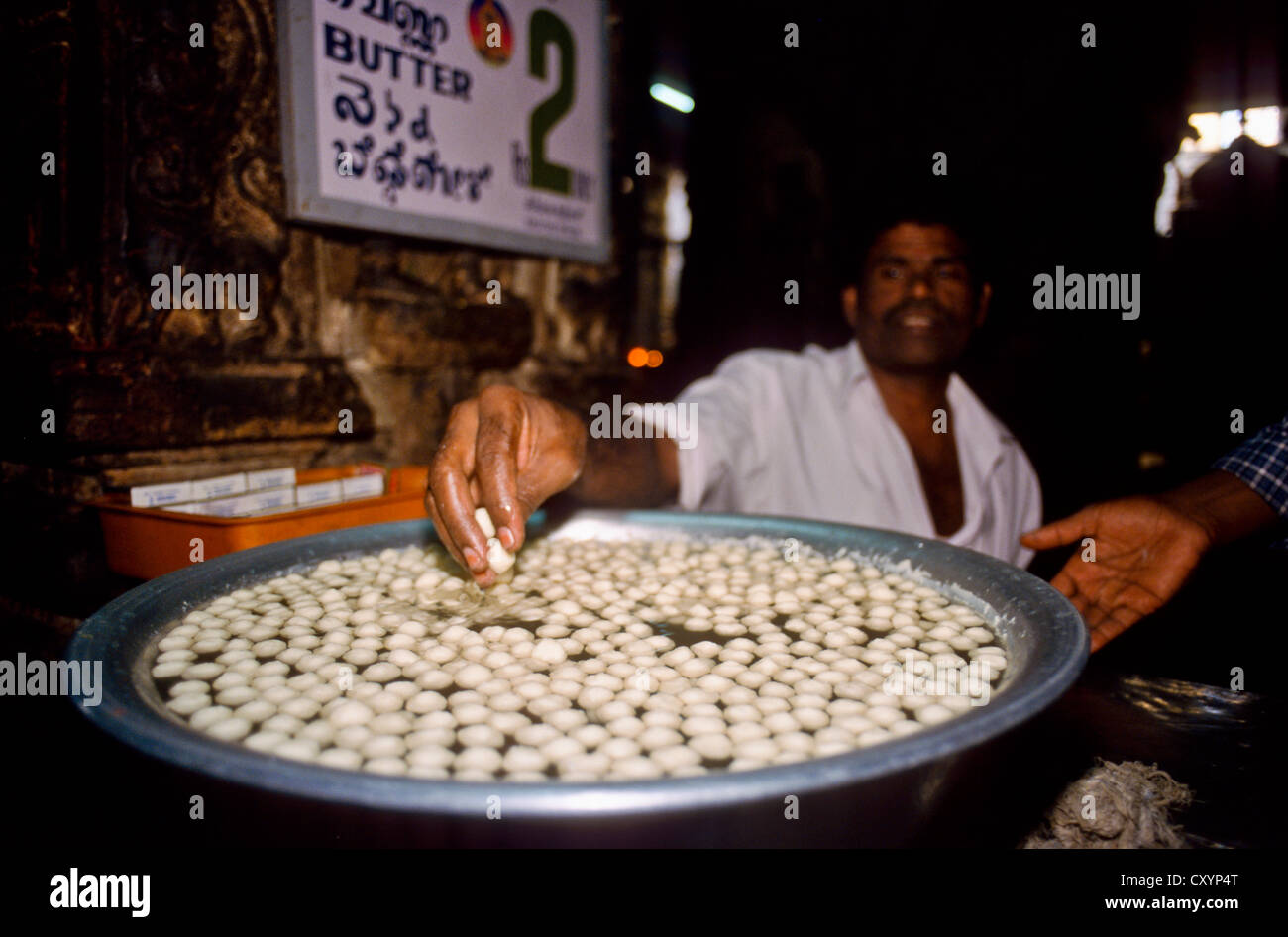 Pour« Butterballs » la vente comme offrandes aux dieux, en Meenakshi-Sundareswar Temple de Madurai, Madurai, Tamil Nadu, Inde, Asie Banque D'Images